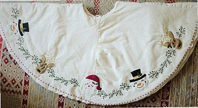 FAO SCHWARZ Patchwork Santa Reindeer Snowman Christmas Tree Skirt 52”